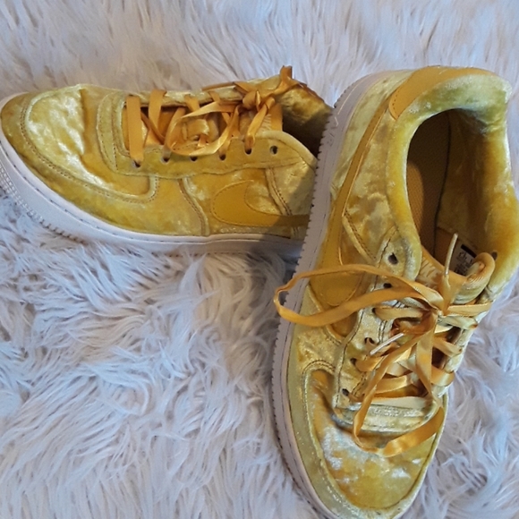 Nike - Picture 4 of 5